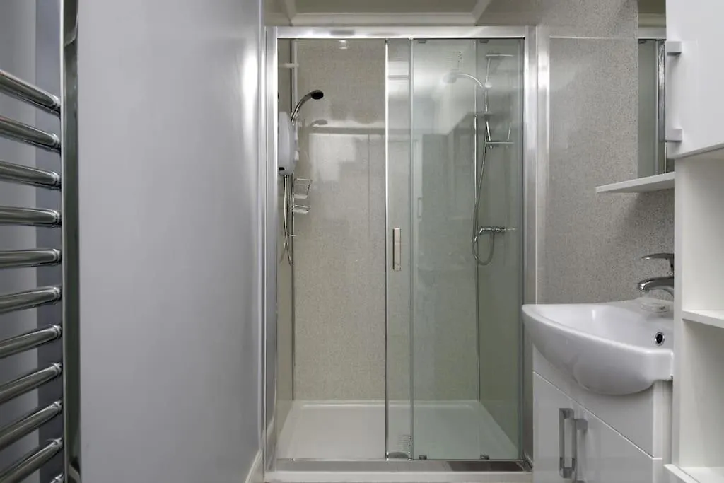Modern City Centre Apartment In Central Hub Edinburgh