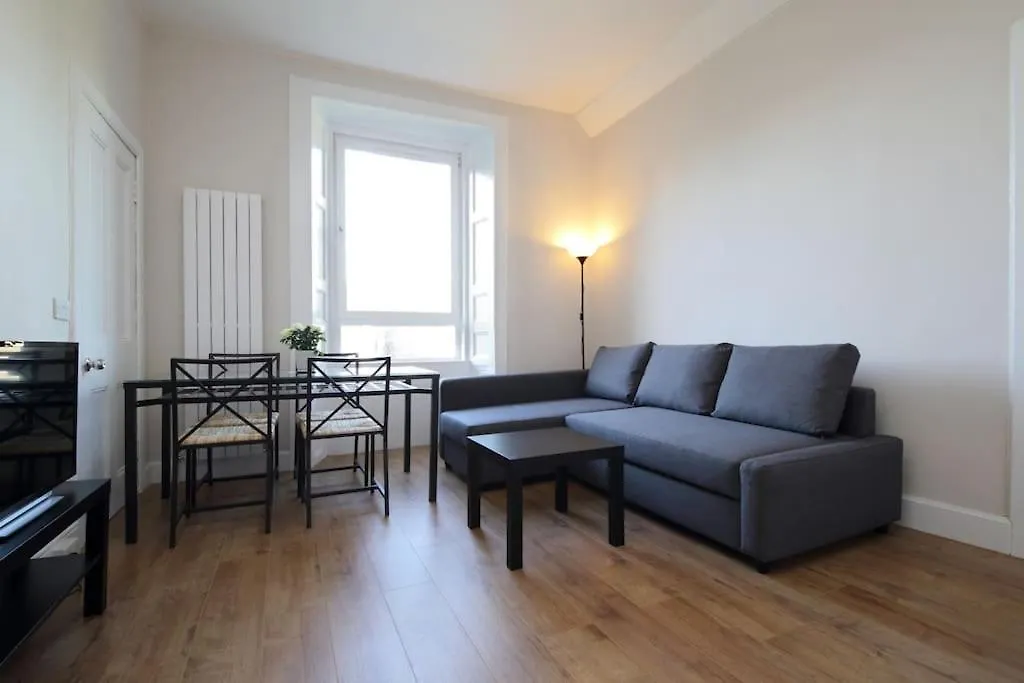 Modern City Centre Apartment In Central Hub Edinburgh